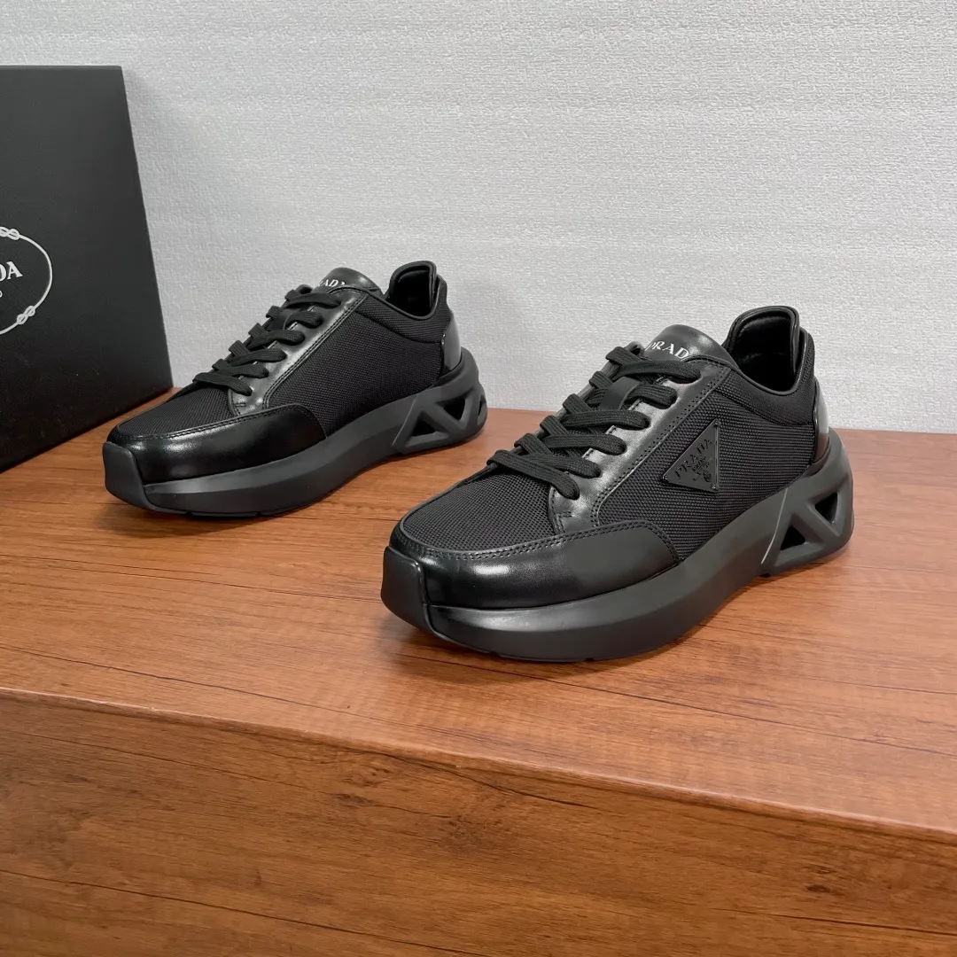 💰720 Code: YS003342 Prada/Prada men's new mesh stitching sneakers. This sneaker presents a modern version, reinterpreting the brand's archive style with clean lines and smooth details. The shoes are made of calf leather and technical fabric, with a triangular metal logo on the outside, bright TPU decoration on the heel, and a longer and padded inner heel design for a more comfortable fit. The tongue is decorated with a silk-screen logo, and is paired with a hollow rubber sole on the heel. The full cowhide lining comes standard with logo cowhide foot pads, making the upper foot taller, more comfortable, and versatile! Comes with full original packaging! Size: 39-40-41-42-43-44 Standard leather shoe size (45 can be customized and does not support returns) Item number: 2EE918 mesh black